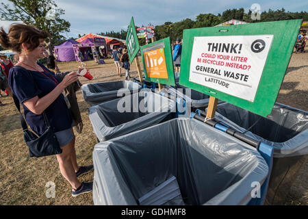 Henham Park, Suffolk, UK. 17 juillet, 2016. Ordures et recyclage signifie beaucoup de décisions sur lesquelles bin d'utiliser la Latitude 2016 - Festival, Henham Park, dans le Suffolk. Crédit : Guy Bell/Alamy Live News Banque D'Images