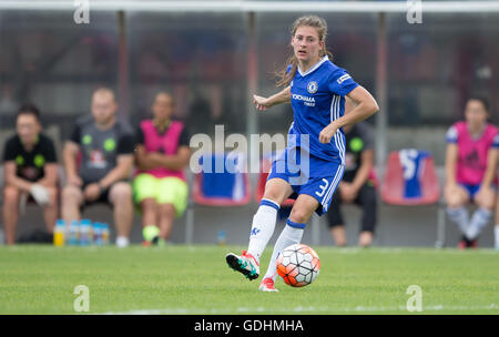 Wheatsheaf Park, Staines, Royaume-Uni. 17 juillet, 2016. Womens FA Super League 1. Mesdames et Mesdames Arsenal Chelsea. Chelsea chers humains Hannah Blundell passe dans le milieu pendant le match : Action Crédit Plus Sport/Alamy Live News Banque D'Images