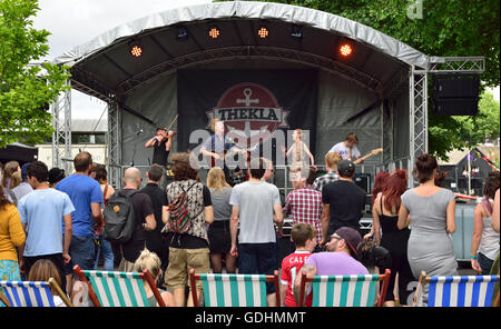 Bristol, Royaume-Uni. 17 juillet, 2016. Bristol Harbour Festival, l'événement a commencé principalement libres le vendredi soir du 15 juillet avec un concert d'une contravention et est passé par au 17 juillet 2016. Ce festival d'années s'étendait bien au-delà de la zone portuaire immédiate. Avec la musique à plus d'une demi-douzaine d'endroits et de nombreux musiciens de la scène sont aussi informelles. Arts et spectacles au parc du château qui inclus la danse et d'autres actes de performance. Une variété d'activités à la fois de regarder et certains voyages disponibles sur l'eau avec la visite des bateaux. Crédit : Charles Stirling/Alamy Live News Banque D'Images