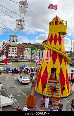 Bristol, Royaume-Uni. 17 juillet, 2016. Bristol Harbour Festival, l'événement a commencé principalement libres le vendredi soir du 15 juillet avec un concert d'une contravention et est passé par au 17 juillet 2016. Ce festival d'années s'étendait bien au-delà de la zone portuaire immédiate. Avec la musique à plus d'une demi-douzaine d'endroits et de nombreux musiciens de la scène sont aussi informelles. Arts et spectacles au parc du château qui inclus la danse et d'autres actes de performance. Une variété d'activités à la fois de regarder et certains voyages disponibles sur l'eau avec la visite des bateaux. Crédit : Charles Stirling/Alamy Live News Banque D'Images