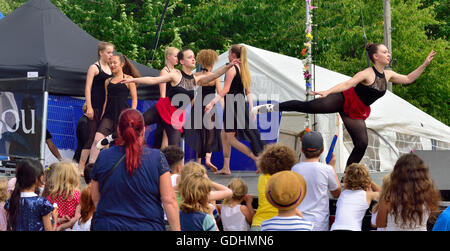 Bristol, Royaume-Uni. 17 juillet, 2016. Bristol Harbour Festival, l'événement a commencé principalement libres le vendredi soir du 15 juillet avec un concert d'une contravention et est passé par au 17 juillet 2016. Ce festival d'années s'étendait bien au-delà de la zone portuaire immédiate. Avec la musique à plus d'une demi-douzaine d'endroits et de nombreux musiciens de la scène sont aussi informelles. Arts et spectacles au parc du château qui inclus la danse et d'autres actes de performance. Une variété d'activités à la fois de regarder et certains voyages disponibles sur l'eau avec la visite des bateaux. Crédit : Charles Stirling/Alamy Live News Banque D'Images