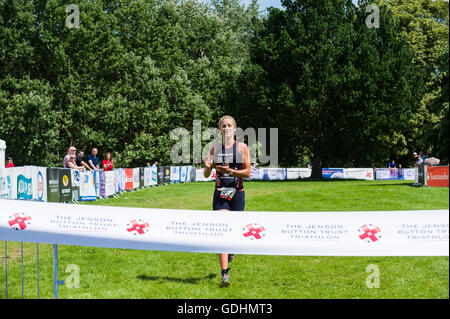 Derby, Royaume-Uni. 17 juillet 2016. Champion du Monde de Duathlon ITU, Emma Pallant, gagne la vague de la femme 2016 Jenson Button Trust Triathlon à Markeaton park, Derby. © Paul Warburton/Alamy Live News Banque D'Images