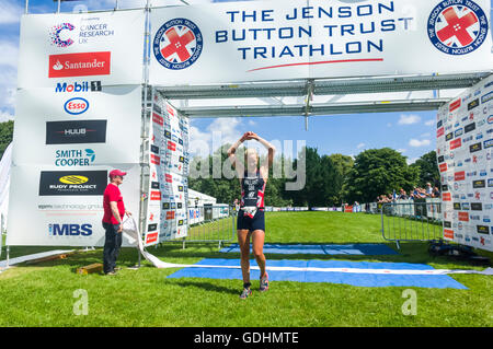 Derby, Royaume-Uni. 17 juillet 2016. Champion du Monde de Duathlon ITU, Emma Pallant, gagne la vague de la femme 2016 Jenson Button Trust Triathlon à Markeaton park, Derby. © Paul Warburton/Alamy Live News Banque D'Images