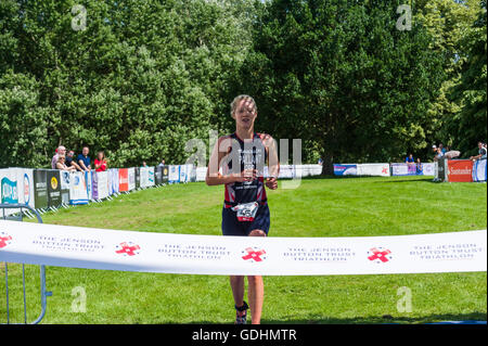 Derby, Royaume-Uni. 17 juillet 2016. Champion du Monde de Duathlon ITU, Emma Pallant, gagne la vague de la femme 2016 Jenson Button Trust Triathlon à Markeaton park, Derby. © Paul Warburton/Alamy Live News Banque D'Images