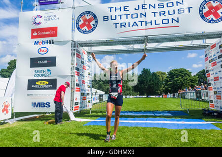 Derby, Royaume-Uni. 17 juillet 2016. Champion du Monde de Duathlon ITU, Emma Pallant, gagne la vague de la femme 2016 Jenson Button Trust Triathlon à Markeaton park, Derby. © Paul Warburton/Alamy Live News Banque D'Images