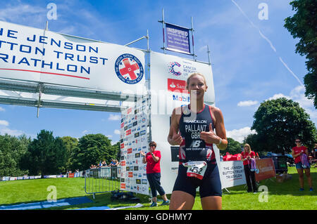 Derby, Royaume-Uni. 17 juillet 2016. Champion du Monde de Duathlon ITU, Emma Pallant, gagne la vague de la femme 2016 Jenson Button Trust Triathlon à Markeaton park, Derby. © Paul Warburton/Alamy Live News Banque D'Images