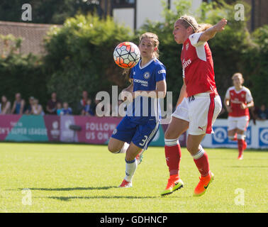 Wheatsheaf Park, Staines, Royaume-Uni. 17 juillet, 2016. Womens FA Super League 1. Mesdames et Mesdames Arsenal Chelsea. Chelsea chers humains Hannah Blundell (3) et le milieu de terrain d'Arsenal Ladies Jordan Nobbs (8) pendant le match : Action Crédit Plus Sport/Alamy Live News Banque D'Images