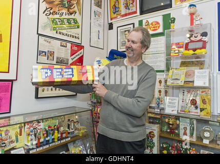 Burlingame, Californie, USA. 17 juillet, 2016. Gary Doss, qui a été la collecte de Pez pour 22 ans, montre un élément dans son musée de Pez Memorabilia. La façade du musée met en valeur chaque Pez jamais vendu ; plus de 1 000 sont exposées, notamment le premier personnage de distributeurs de bonbons avec Casper the Friendly Ghost, Mickey et Popeye. © PJ Heller/ZUMA/Alamy Fil Live News Banque D'Images