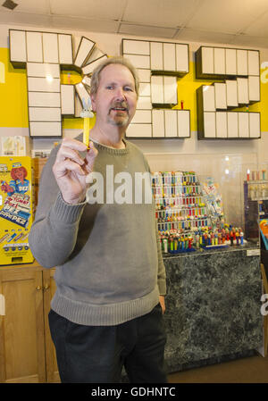 Burlingame, Californie, USA. 17 juillet, 2016. Gary Doss, qui a été la collecte de Pez pour 22 ans, traite de la candy dispensers dans son musée de Pez Memorabilia. La façade du musée met en valeur chaque Pez jamais vendu ; plus de 1 000 sont exposées, notamment le premier personnage vedette Casper distributeurs la Friendly Ghost, Mickey et Popeye. © PJ Heller/ZUMA/Alamy Fil Live News Banque D'Images