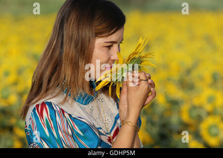 Kuqa Kuqa, CHN,. 16 juillet, 2016. Kuqa, Chine - 16 juillet 2016 : (usage éditorial uniquement. Chine OUT) Tournesols et Uygur des filles. Ils plantent le tournesol au lieu de coton pour devenir riche. © SIPA Asie/ZUMA/Alamy Fil Live News Banque D'Images