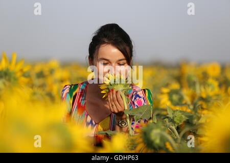 Kuqa Kuqa, CHN,. 16 juillet, 2016. Kuqa, Chine - 16 juillet 2016 : (usage éditorial uniquement. Chine OUT) Tournesols et Uygur des filles. Ils plantent le tournesol au lieu de coton pour devenir riche. © SIPA Asie/ZUMA/Alamy Fil Live News Banque D'Images