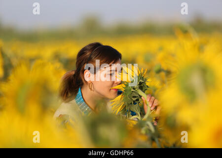 Kuqa Kuqa, CHN,. 16 juillet, 2016. Kuqa, Chine - 16 juillet 2016 : (usage éditorial uniquement. Chine OUT) Tournesols et Uygur des filles. Ils plantent le tournesol au lieu de coton pour devenir riche. © SIPA Asie/ZUMA/Alamy Fil Live News Banque D'Images