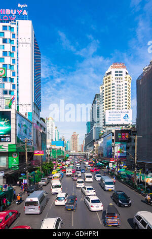 Petchaburi Road, dans le quartier de Pratunam thr de Bangkok . Banque D'Images