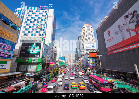 Petchaburi Road, dans le quartier de Pratunam thr de Bangkok . Banque D'Images