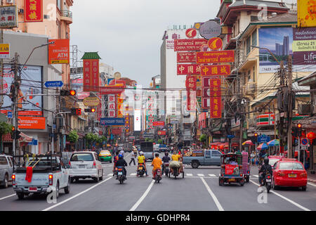 Voitures et boutiques sur Yaowarat road Banque D'Images