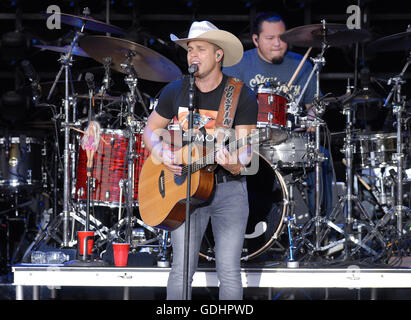 Bangor, Maine, USA. Août 25, 2015. 17 juillet 2016 - Bangor, Maine - Dustin Lynch. ''Kill the Lights'' d' tenue à Darling's Waterfront Pavilion. Crédit photo : Laura Farr/AdMedia © Laura Farr/AdMedia/ZUMA/Alamy Fil Live News Banque D'Images