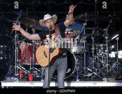 Bangor, Maine, USA. Août 25, 2015. 17 juillet 2016 - Bangor, Maine - Dustin Lynch. ''Kill the Lights'' d' tenue à Darling's Waterfront Pavilion. Crédit photo : Laura Farr/AdMedia © Laura Farr/AdMedia/ZUMA/Alamy Fil Live News Banque D'Images