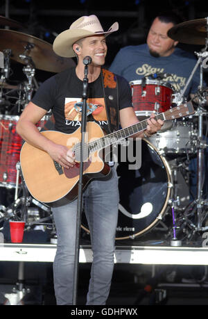 Bangor, Maine, USA. Août 25, 2015. 17 juillet 2016 - Bangor, Maine - Dustin Lynch. ''Kill the Lights'' d' tenue à Darling's Waterfront Pavilion. Crédit photo : Laura Farr/AdMedia © Laura Farr/AdMedia/ZUMA/Alamy Fil Live News Banque D'Images