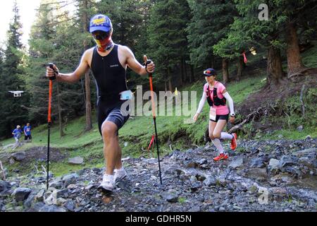 Hami, la Région Autonome Uygur du Xinjiang. 17 juillet, 2016. Les participants courent à travers une forêt au cours d'une course de cross-country qui a eu lieu au Hami, Monts Tianshan au nord-ouest de la Chine, la Région autonome du Xinjiang Uygur, le 17 juillet 2016. Plus de 500 personnes ont participé au concours. Credit : Liu Yuhong/Xinhua/Alamy Live News Banque D'Images