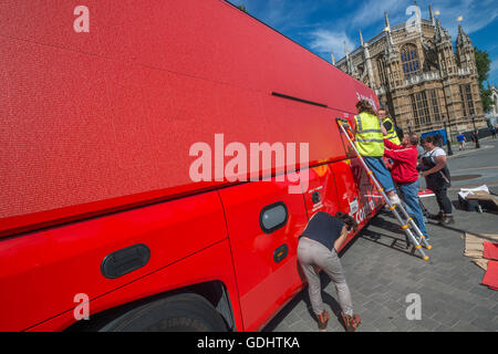 Londres, Royaume-Uni. 18 juillet, 2016. Le vote 'Brexit' Laisser bataille bus (utilisé par Boris Johnson) a été acquis par Greenpeace a été à l'extérieur du Parlement. Les £350m NHS réclamation était couverte avec des milliers de questions pour le nouveau gouvernement de congé et rester électeurs - beaucoup d'entre eux sur ce qu'Brexit signifie pour l'environnement. Les questions écrites, sur des autocollants, forment un montage qui définira les termes "moment de vérité" en grandes lettres blanches sur le côté de l'autobus. Le bus a été mis en garde par de vieux palace Yard, Westminster. Crédit : Guy Bell/Alamy Live News Banque D'Images