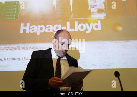 Cologne, Allemagne. 18 juillet, 2016. Chef de Hapag-Lloyd AG, Rolf Habben Jansen, arrive à une conférence de presse au siège de l'entreprise à Cologne, Allemagne, 18 juillet 2016. Après des mois de négociations, la fusion entre Hapag-Lloyd et compagnie maritime arabe UASC est un fait accompli. Photo : CHRISTIAN CHARISIUS/dpa/Alamy Live News Banque D'Images