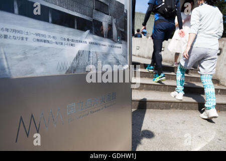 Les visiteurs entrent au National Museum of Western Art à Ueno Park le 18 juillet 2016, Tokyo, Japon. Le Comité du patrimoine mondial de l'UNESCO a décidé d'ajouter le Japon's National Museum of Western Art conçu par l'architecte franco-suisse Le Corbusier à la liste du patrimoine mondial lors d'une réunion à Istanbul le dimanche. Le musée qui a été achevée en 1959 est la seule structure japonais conçu par l'architecte de renommée mondiale. © Rodrigo Reyes Marin/AFLO/Alamy Live News Banque D'Images