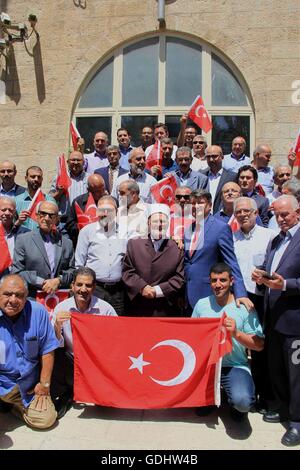 Jérusalem, Jérusalem, territoire palestinien. 18 juillet, 2016. Palestiniens vague drapeaux turcs au cours d'une protestation contre la tentative de coup militaire en Turquie, en face du consulat de Turquie à Jérusalem est le 18 juillet 2016 © Mahfouz Abu Turk/APA/Images/fil ZUMA Alamy Live News Banque D'Images