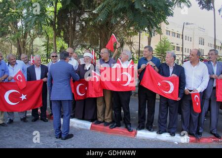 Jérusalem, Jérusalem, territoire palestinien. 18 juillet, 2016. Consul turc, Mustafa Sarnic, prendre part à une protestation contre la tentative de coup d'État militaire en Turquie, en face du consulat de Turquie à Jérusalem est le 18 juillet 2016 © Mahfouz Abu Turk/APA/Images/fil ZUMA Alamy Live News Banque D'Images