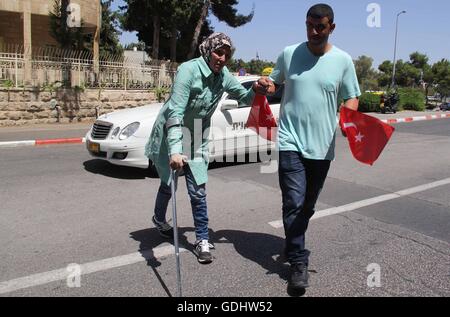 Jérusalem, Jérusalem, territoire palestinien. 18 juillet, 2016. Palestiniens vague drapeaux turcs au cours d'une protestation contre la tentative de coup militaire en Turquie, en face du consulat de Turquie à Jérusalem est le 18 juillet 2016 © Mahfouz Abu Turk/APA/Images/fil ZUMA Alamy Live News Banque D'Images