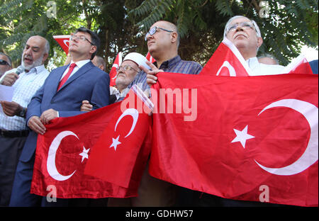 Jérusalem, Jérusalem, territoire palestinien. 18 juillet, 2016. Consul turc, Mustafa Sarnic, prendre part à une protestation contre la tentative de coup d'État militaire en Turquie, en face du consulat de Turquie à Jérusalem est le 18 juillet 2016 © Mahfouz Abu Turk/APA/Images/fil ZUMA Alamy Live News Banque D'Images