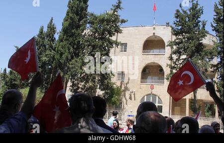 Jérusalem, Jérusalem, territoire palestinien. 18 juillet, 2016. Palestiniens vague drapeaux turcs au cours d'une protestation contre la tentative de coup militaire en Turquie, en face du consulat de Turquie à Jérusalem est le 18 juillet 2016 © Mahfouz Abu Turk/APA/Images/fil ZUMA Alamy Live News Banque D'Images