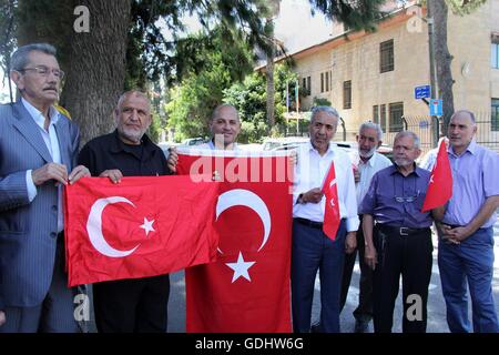 Jérusalem, Jérusalem, territoire palestinien. 18 juillet, 2016. Palestiniens vague drapeaux turcs au cours d'une protestation contre la tentative de coup militaire en Turquie, en face du consulat de Turquie à Jérusalem est le 18 juillet 2016 © Mahfouz Abu Turk/APA/Images/fil ZUMA Alamy Live News Banque D'Images