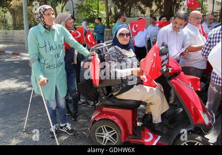 Jérusalem, Jérusalem, territoire palestinien. 18 juillet, 2016. Palestiniens vague drapeaux turcs au cours d'une protestation contre la tentative de coup militaire en Turquie, en face du consulat de Turquie à Jérusalem est le 18 juillet 2016 © Mahfouz Abu Turk/APA/Images/fil ZUMA Alamy Live News Banque D'Images