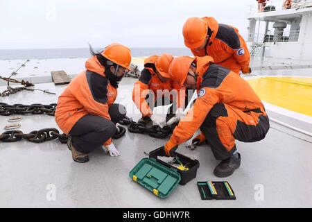 (160718) -- À BORD XUELONG, 18 juillet 2016 (Xinhua) -- Des chercheurs préparent à lancer une bouée sur le brise-glace chinois Xuelong, ou la neige Dragon, comme le navire de recherche arrive à la zone maritime de l'océan Pacifique Nord, la première station sur son expédition, le 18 juillet 2016. Xuelong à gauche, vers l'Est de Shanghai, Chine le 11 juillet pour l'Arctique, la septième expédition dans la région polaire. (Xinhua/Wu Yue) (wyo) Banque D'Images