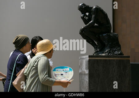 Les visiteurs regarder sculptures au National Museum of Western Art à Ueno Park le 18 juillet 2016, Tokyo, Japon. Le Comité du patrimoine mondial de l'UNESCO a décidé d'ajouter le Japon's National Museum of Western Art conçu par l'architecte franco-suisse Le Corbusier à la liste du patrimoine mondial lors d'une réunion à Istanbul le dimanche. Le musée qui a été achevée en 1959 est la seule structure japonais conçu par l'architecte de renommée mondiale. © Rodrigo Reyes Marin/AFLO/Alamy Live News Banque D'Images