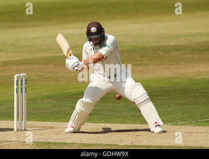 L'Ageas Bowl, Southhampton, UK. 18 juillet, 2016. Championnat de cricket du comté de Specsavers. Hampshire par rapport à Surrey. Surrey batteur Aaron hits Finch le spin bowler Mason Hampshire grue pour quatre © Plus Sport Action/Alamy Live News Banque D'Images