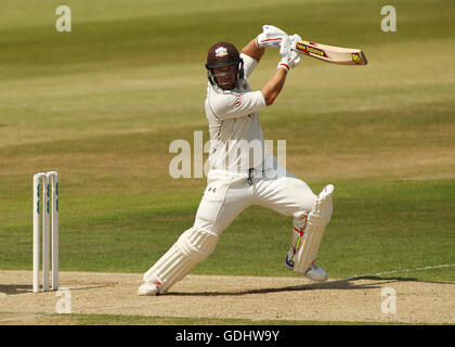 L'Ageas Bowl, Southhampton, UK. 18 juillet, 2016. Championnat de cricket du comté de Specsavers. Hampshire par rapport à Surrey. Surrey batteur Aaron hits Finch le spin bowler Mason Hampshire grue pour quatre © Plus Sport Action/Alamy Live News Banque D'Images