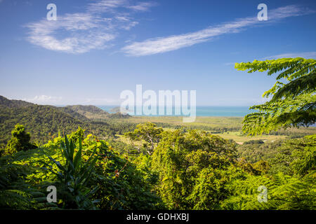 La vue depuis le mont Alexandra lookout dans la région de Daintree vers la Grande Barrière de Corail et la mer de corail sous le soleil d'hiver da Banque D'Images