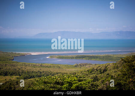 La vue depuis le mont Alexandra lookout dans la région de Daintree vers la Grande Barrière de Corail et la mer de corail sous le soleil d'hiver da Banque D'Images