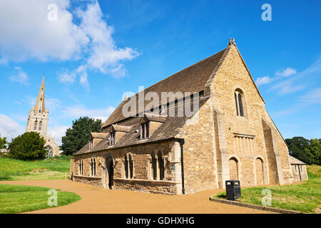 Grande salle Château d'Oakham avec la flèche de l'église All Saints dans l'arrière-plan Rutland East Midlands UK Banque D'Images