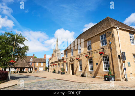 Place du marché avec l'ancien bureau de poste sur la droite et sur la gauche le Buttercross Oakham Rutland East Midlands UK Banque D'Images