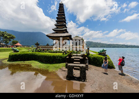 Temple Pura Hindu-Buddhist Ulan Danu Bratan sur les rives du lac Bratan Bali en Indonésie Banque D'Images