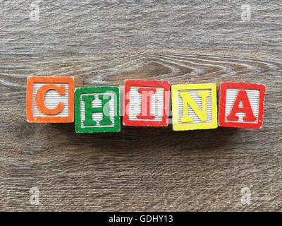 Chine mot écrit avec une cale en bois lettre toys Banque D'Images