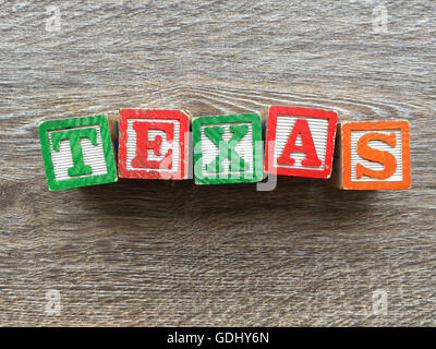 TEXAS mot écrit avec une cale en bois alphabet lettre toys Banque D'Images