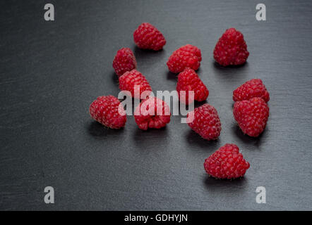 Frais et savoureux à la framboises sur une table en bois Banque D'Images