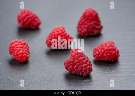 Frais et savoureux à la framboises sur une table en bois Banque D'Images