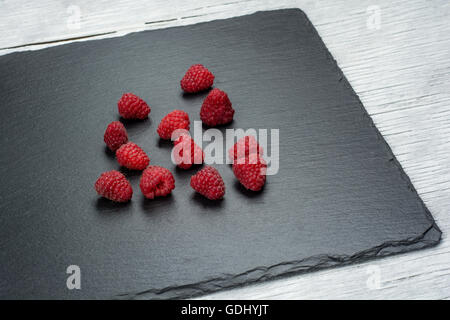 Frais et savoureux à la framboises sur une table en bois Banque D'Images