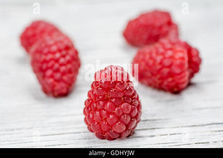 Frais et savoureux à la framboises sur une table en bois Banque D'Images