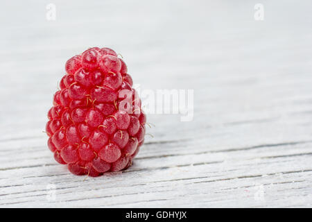 Frais et savoureux à la framboises sur une table en bois Banque D'Images