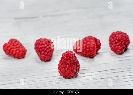 Frais et savoureux à la framboises sur une table en bois Banque D'Images
